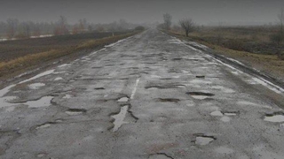 Кажуть, що так виглядає дорога Рівне-Сарни. Фото з інтернету