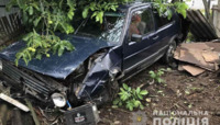П’яний водій Volkswagen неподалік Гощі врізався у стовп, розтрощив паркан і задавив чужих курей (ФОТО)