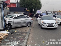 Таксист думав, що він Бог на дорозі? У Києві легковик збив на зупинці 4 людини (ВІДЕО)