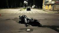 У місті неподалік Рівного зіткнулися автомобіль і мотоцикл: Двоє чоловіків – у лікарні (ФОТО)