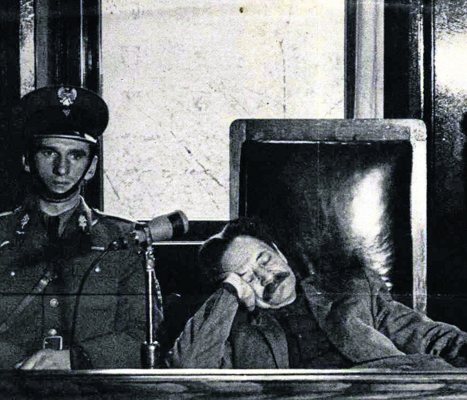 Еріх Кох спокійно спить під час процесу над ним у Польщі