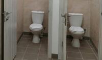 «Буде весь район селфі робити»: соцмережі про урочисте відкриття шкільного туалету на Рівненщині