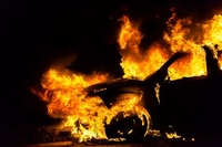 Машина на «євробляхах» згоріла на Кобзарській в Рівному (ФОТО/ВІДЕО)