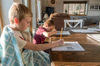 Дітей змушують писати контрольні: Батьки у Рівному скаржаться на вимоги вчителів