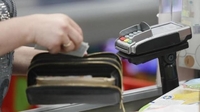 Якщо банкомат далеко: зняти гроші з картки можна на касі магазину (+КАРТА)