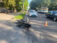На центральній вулиці Рівного Renault врізався в мотоцикл (ВІДЕО)