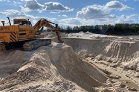 Докопали до води: за 37 км від Рівного роками незаконно видобували пісок (ФОТО)