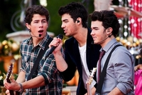 «Jonas Brothers» відзначили 25-річчя серіалу «Друзі» смішним відео