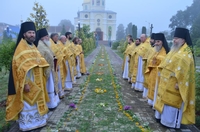 Встелена квітами стежина: як поліський митрополит МП святкував День ангела (ФОТО)