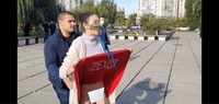 Активістка Femen задерла спідницю перед Зеленським (ВІДЕО)