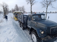 Дорогою до школи у сніговому заметі на Рівненщині застряг шкільний автобус з дітьми (ФОТО)