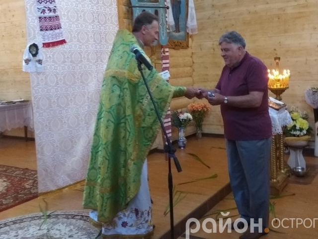 Юрій Лукашик вручає медаль Володимиру Маключенку