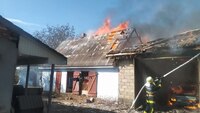 Легковик згорів, а чоловік отримав опіки: пожежа на Рівненщині (ФОТО)