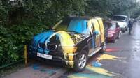 Позашляховик BMW на російських номерах облили жовто-синьою фарбою (ФОТО)