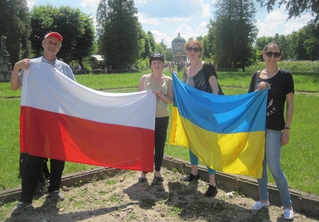 Тетяна Самсонюк -- у центрі, з прапором Польщі