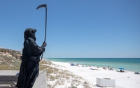 Смерть з косою помітили на пляжі в Америці (ФОТО)