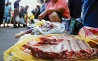 Жителів Рівненщини просять утриматися від купівлі сумнівної свинини