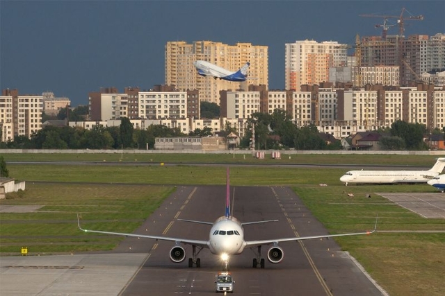Аеропорт "Жуляни" знаходяться в самому Києві