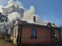 Дах будинку обвалився під час пожежі за 18 км від Рівного (ФОТО)