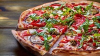 Піца на тісті без борошна за 20 хв: корисна альтернатива звичному варіанту (РЕЦЕПТ)