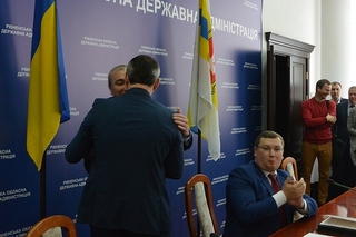Чугунніков радісно передає владу в області свому наступнику на посаді голови РОДА -- Муляренку