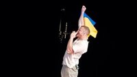 Українка розповіла, як росіяни заважали їй передати прапор України солісту Imagine Dragons 