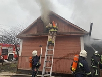 В Рівному на Дворецькій вогнеборці рятували будинок від пожежі (ФОТО)