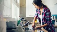 Чому не можна мити посуд в гостях: Забобони для дівчат
