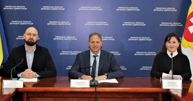 Ігор Тимошенко - усередині та Інна Бернацька - справа. Фото - пресслужба Рівненської ОДА.