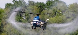 Вертоліт кропить поля. Фото ілюстративне