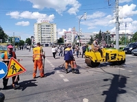 У центрі Рівного – затори: на головному перехресті ремонтують дорогу (ФОТО)