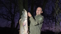 На Рівненщині чоловік спіймав 18-кілограмову рибину завдовжки з людину