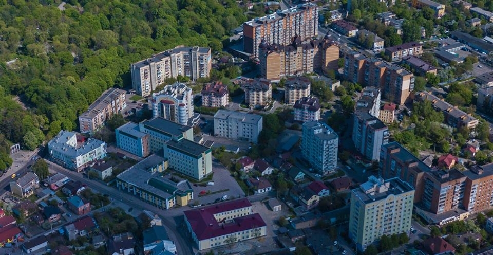 Зліва вгорі Парк, видно вул. Драгоманова. На ній колишню Поліклініку та колишню Жіночу Консультацію. Справа фото захоплює ву. С. Бандери ген до перетину з Чорновола