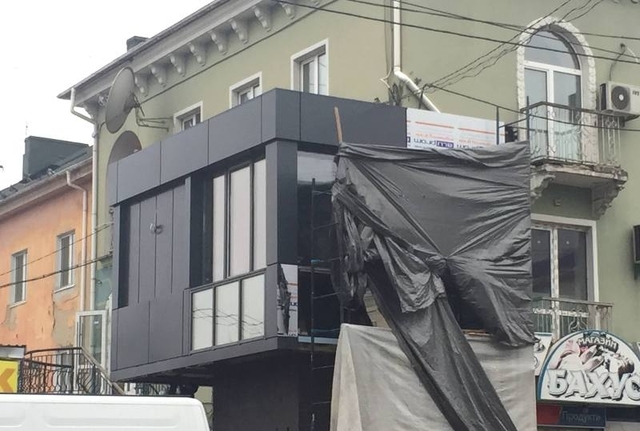Чорне -- це "балкон"