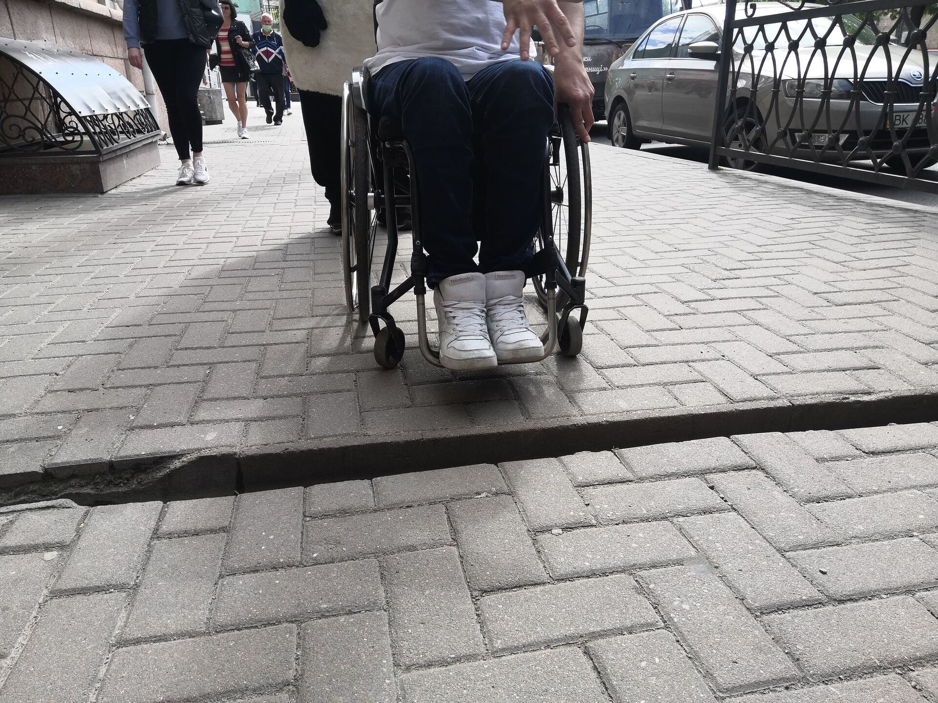 Центр міста. Тут не лише застрягають колеса візка, тут можна зламати собі ноги, каже   Дмитро Щебетюк.  Фото - Радіо Трек.