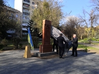 Двометровий пам’ятник з хрестом встановили у центрі Рівного (ФОТО)