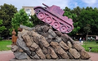 В рожевий колір перефарбували танк-пам'ятник у Рівному (ФОТО)