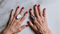 Як нігті видають наш вік з головою: 4 ознаки старості і як їх замаскувати