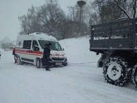 Автомобіль «швидкої» з пацієнтом потрапив у снігову пастку на Рівненщині (ФОТО)