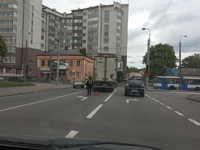 Вантажівка заблокувала рух на перехресті у Рівному (ФОТО)