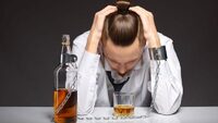 Близька людина зловживає алкоголем: 5 способів допомогти витягнути її з цієї залежності