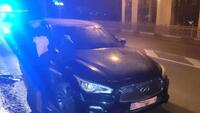 Крадія елітного «Infiniti Q50» заблокувало в середині автівки на мосту у Рівному (ФОТО)