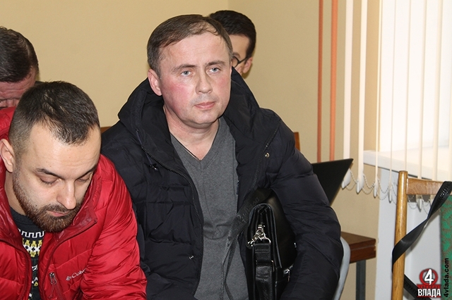 Адвокат Сергій Меркулов (зліва) та батько Влада Олександр Тарар