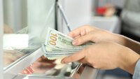 В українських обмінниках нові правила продажу доларів: скільки тепер можна придбати валюти