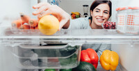 Продукти, які заборонено зберігати на дверцятах холодильника: вони миттєво псуються