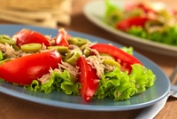 Салат зі свіжих овочів із тунцем (РЕЦЕПТ)