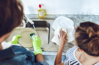 Як помити гору посуду без посудомийки за 10 хвилин: Хитрість, яка зекономить час
