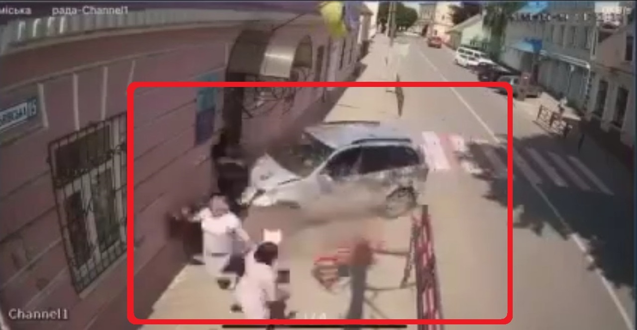 В Яворові п'яна баба задавила поліціянтку на вході в міську раду (відео) 