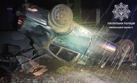 Серед ночі у Дубні перекинувся автомобіль Skoda, водій якого намагався утекти від патрульних