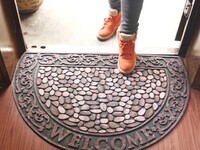 Які знахідки під дверима можуть бути небезпечними: прикмети про порчу і підклади